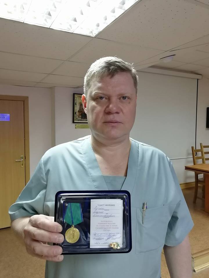 Лукин с медалью.jpg